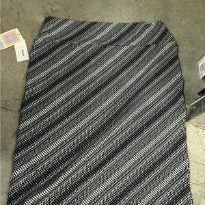 Lularoe Cassie Black and White Patterned Women's Skirt.  2xl new with tag